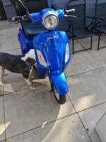 Vue arrière du scooter montrant le feu et le porte‑bagages