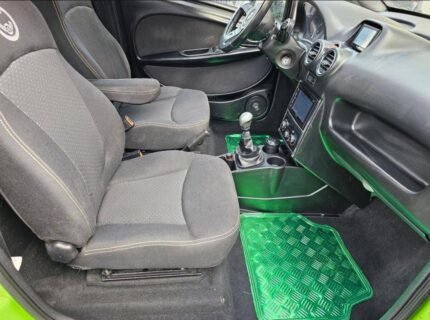 habitacle avec écran tactile et volant, focus sur la console centrale