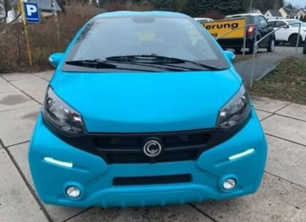 Vue 3/4 avant droit de la voiture garée en extérieur