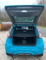 Vue latérale montrant les portes et lignes de carrosserie