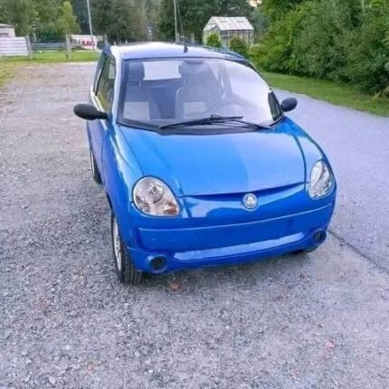 Vue avant gauche du véhicule microcar diesel, carrosserie intacte