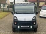 Vue latérale gauche du petit utilitaire plateau, carrosserie propre et plateau dégagé