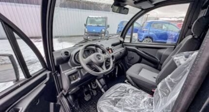 Vue intérieure du poste de conduite, volant et tableau de bord