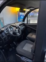 Coffre ouvert montrant l’espace de rangement disponible