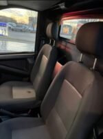 Photo stationnée sur route urbaine, véhicule prêt pour essai