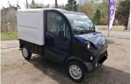 Profil latéral du fourgon montrant la porte et l'espace de chargement