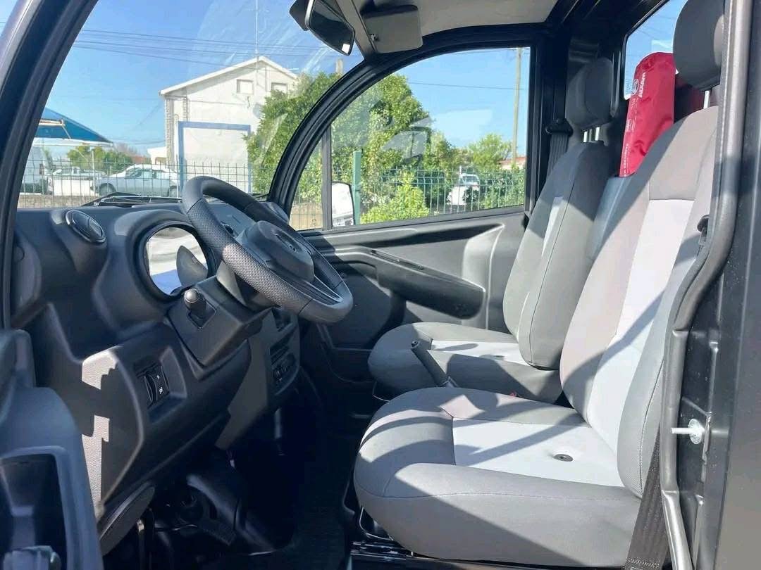 Vue de profil arrière montrant les feux et l'état de la carrosserie