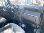 Porte conducteur ouverte montrant l'accès cabine et le siège en bon état