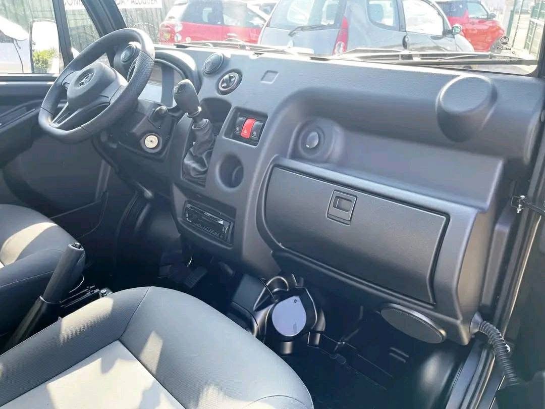 Porte conducteur ouverte montrant l'accès cabine et le siège en bon état