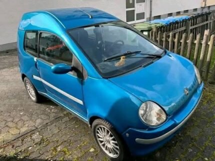 Vue avant gauche de la microcar avec phares et pare-chocs visibles