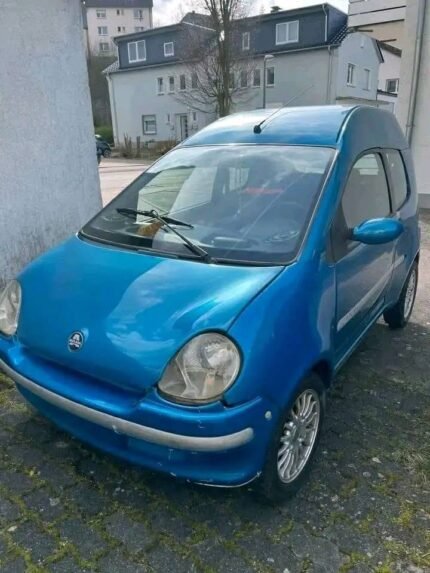 Vue latérale droite montrant l'état de la carrosserie et des jantes