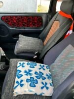 Vue intérieure côté passager avec tableau de bord et rangements