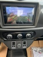 Détail des instruments et du volant avec commandes intégrées