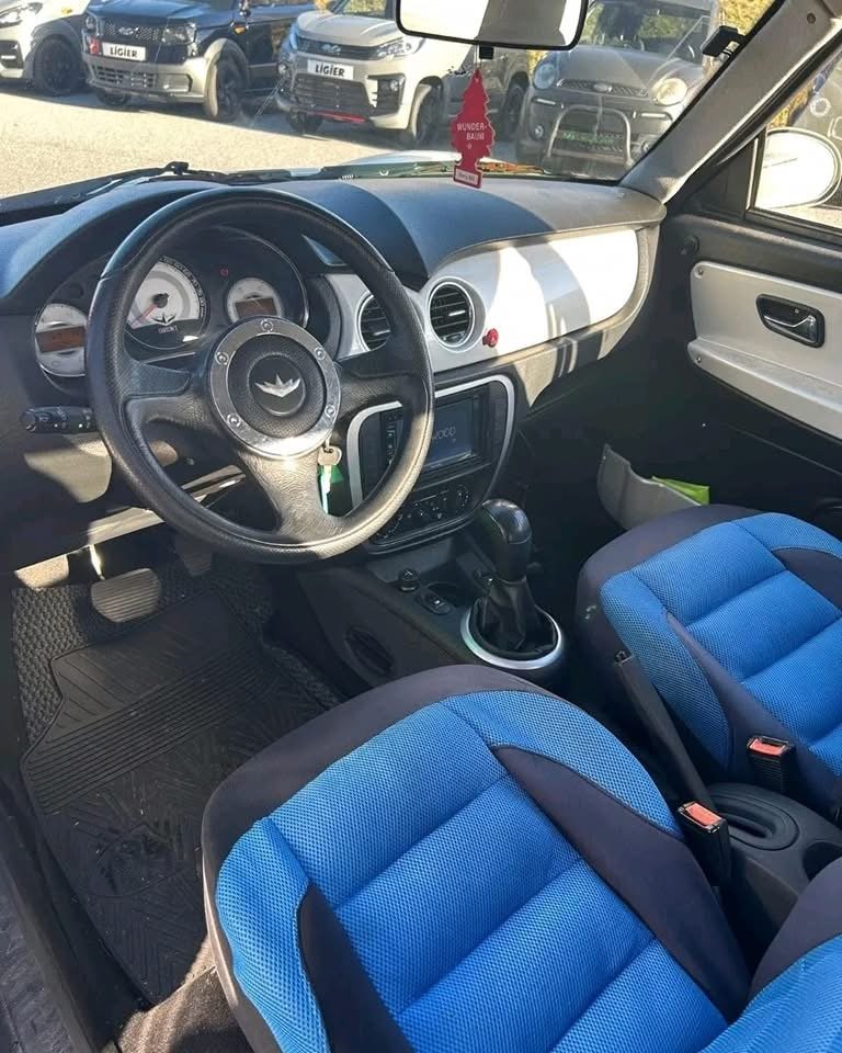 Siège conducteur en cuir noir, coutures visibles et état impeccable