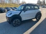 Vue avant droite du véhicule blanc garé, mise en valeur de la carrosserie