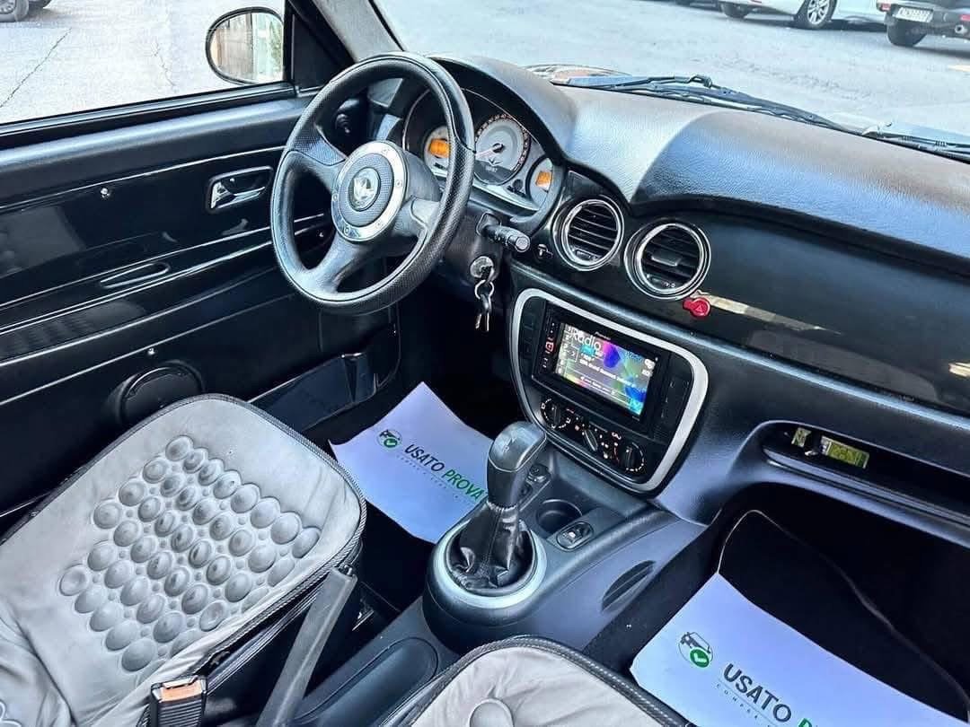 vue latérale en extérieur sur parking