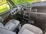 Photo du volant et de la console centrale avec levier de boîte automatique