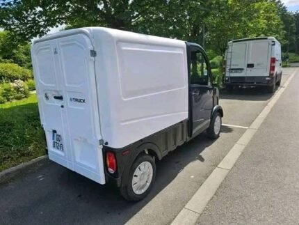 Profil latéral du D-Truck montrant la cabine 4 portes et la benne arrière