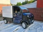 Vue trois quarts avant du camionnettte Aixam D-Truck, carrosserie blanche, stationnée