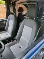 Gros plan intérieur du tableau de bord avec l'écran tactile intégré et commandes
