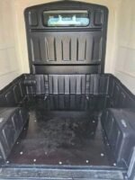 Sièges noirs en tissu pour quatre passagers avec ceinture de sécurité