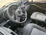Gros plan de la plaque d'immatriculation et des jantes de la camionnette