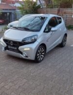 Vue avant droite du microcar diesel, peinture blanche, calandre et phare visibles