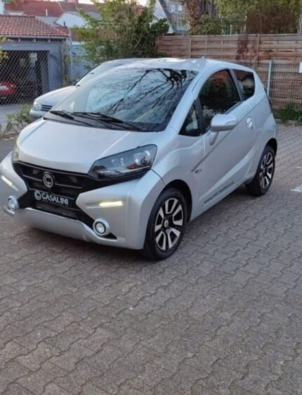 Vue avant droite du microcar diesel, peinture blanche, calandre et phare visibles
