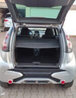 Vue latérale gauche montrant les lignes de carrosserie et la porte ouverte