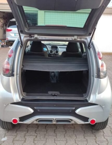 Vue latérale gauche montrant les lignes de carrosserie et la porte ouverte