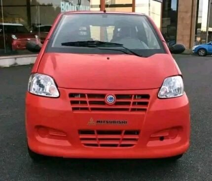 Vue avant trois-quarts de la microcar garée, optiques et carrosserie en bon état