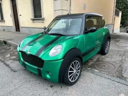 vue avant gauche du véhicule microcar garé en extérieur