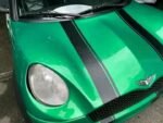 vue de profil du véhicule microcar stationné sur revêtement urbain