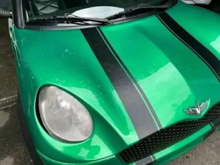 vue de profil du véhicule microcar stationné sur revêtement urbain