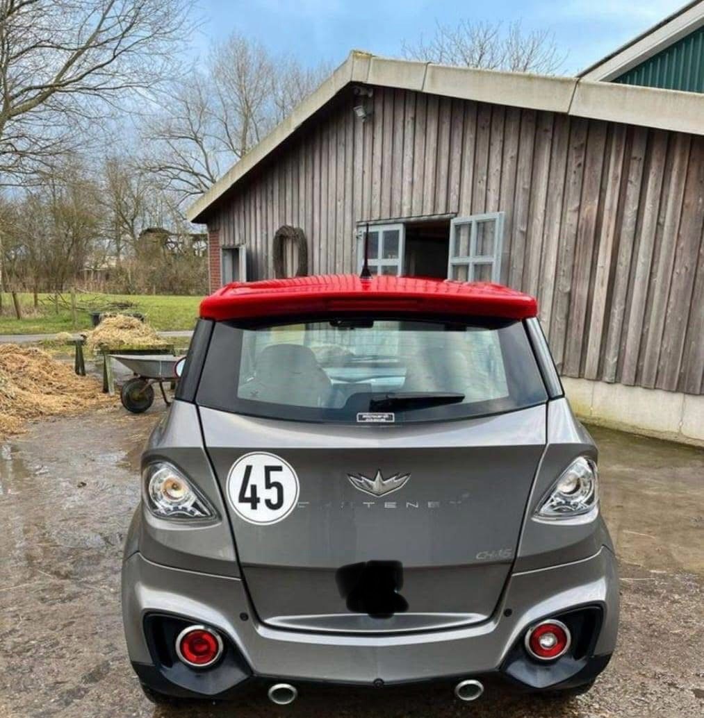 Plan rapproché sur le volant et l'écran tactile central
