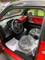 Vue du coffre éclairé avec cache-bagages repliable