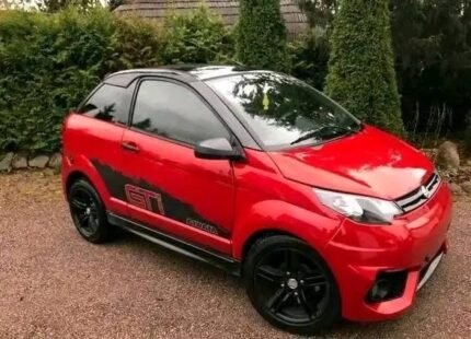 Vue avant gauche du coupé blanc montrant la calandre et les jantes aluminium
