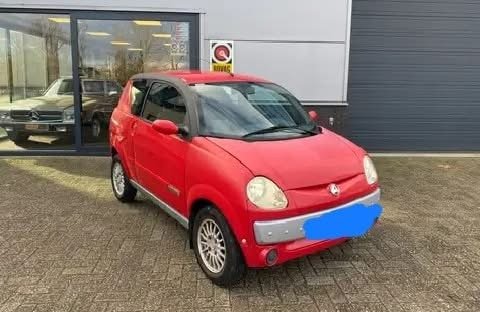 Vue avant droite, carrosserie grise et pare-chocs en bon état