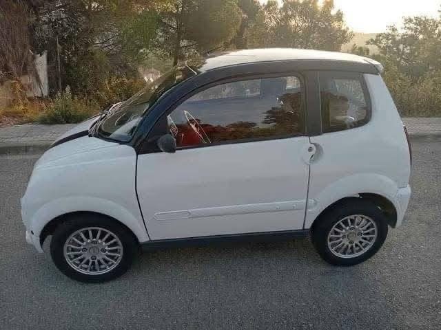 Vue latérale gauche montrant la carrosserie blanche et les jantes alliage