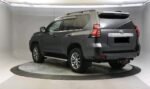 Vue avant gauche du SUV montrant la calandre et les phares LED