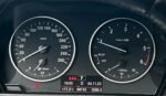 Gros plan du volant multifonctions et commandes intégrées