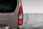 Coffre ouvert montrant capacité de chargement et revêtement