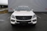 Vue avant droite du SUV Mercedes, peinture gris foncé, calandre chromée (vue rapprochée)