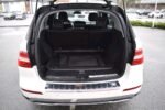 Panneau de porte avec commandes électriques et insert cuir