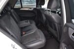 Vue latérale montrant les roues et l'empattement du véhicule