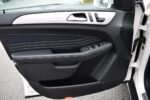 Vue générale du profil du SUV garé, angle arrière