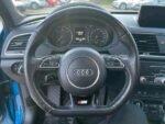 Gros plan du moteur sous le capot (compartiment propre)