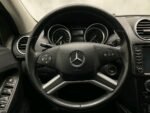 Vue latérale du véhicule montrant les jantes et le profil de la carrosserie
