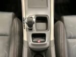 Console centrale montrant levier de vitesse et commandes climatisation