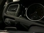 Vue latérale de la voiture garée, profil complet